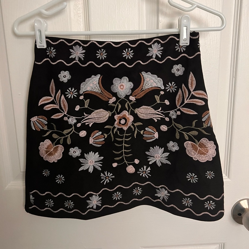 Black embroidered short skirt